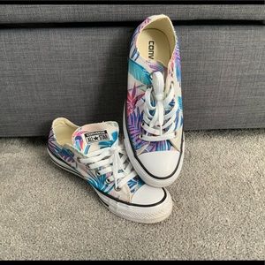 **EXCELLENT CONDITION** Unisex low top Converse